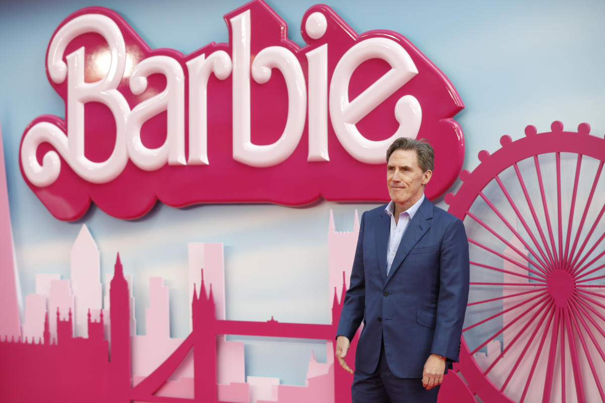 Man accidentally destroys Barbie photo op after photobombing woman - Dexerto