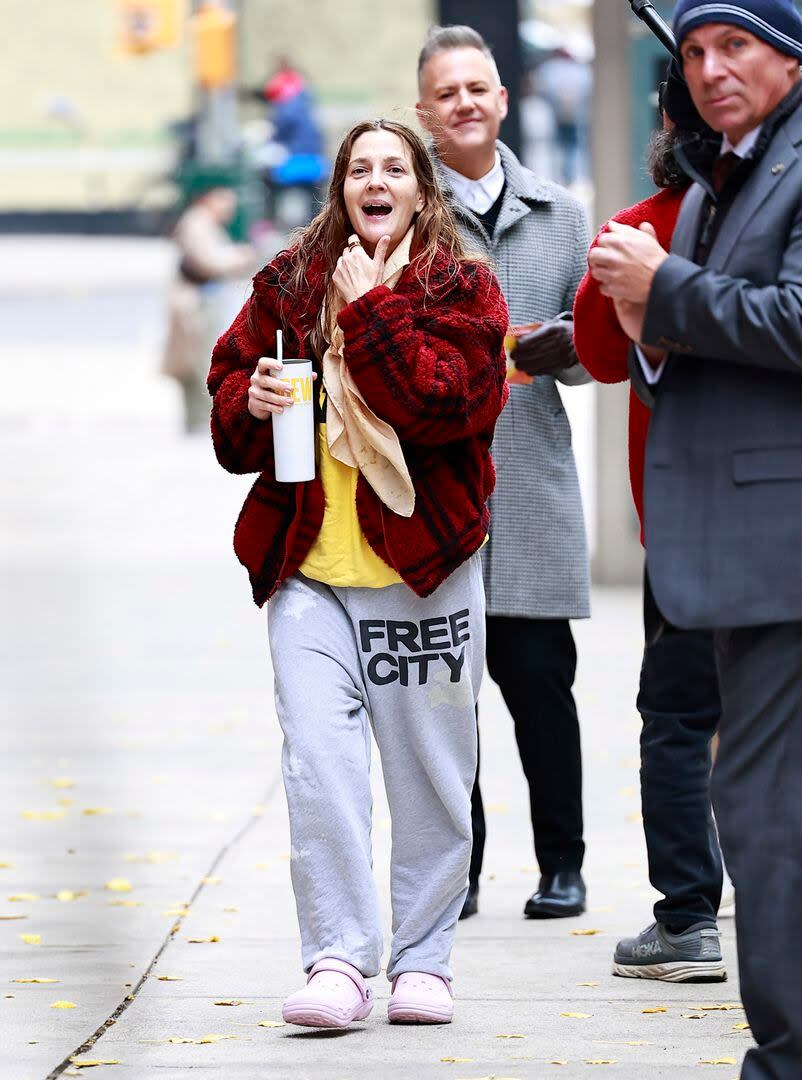 Ante todo, la comodidad. La actriz Drew Barrymore fue inmortalizada durante un rodaje en la ciudad de Nueva York con un look por demás informal: una campera de polar roja, un sweater amarillo, jogging gris y crocs rosas 