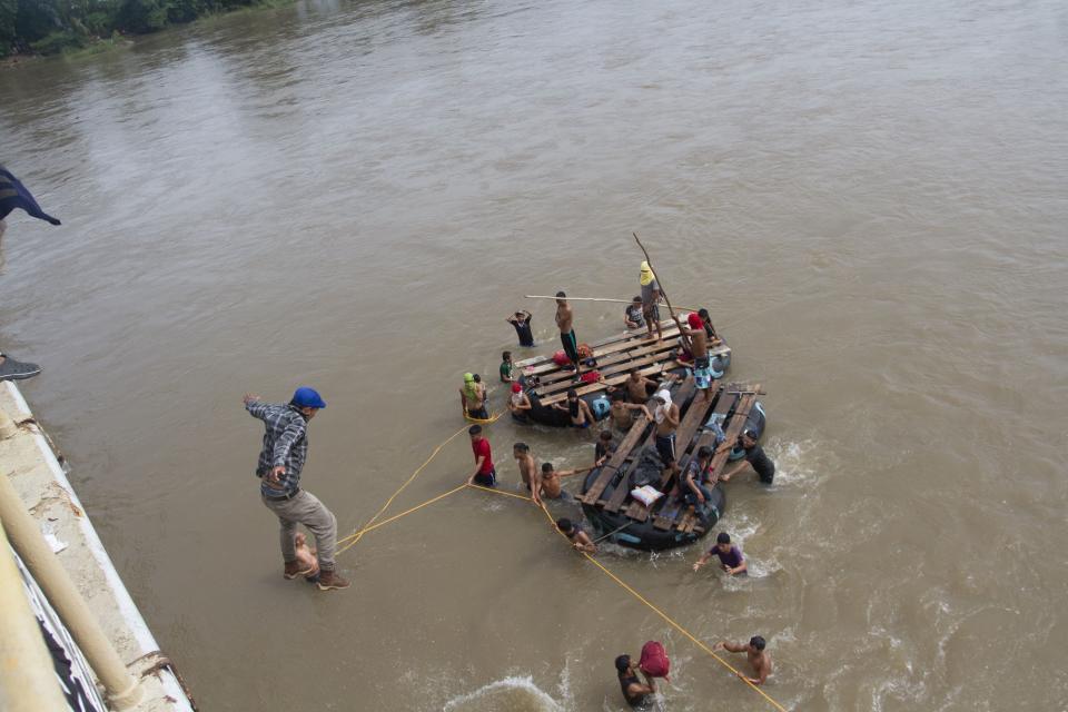 FOTOS | Así rompieron los migrantes el cerco fronterizo para entrar a México