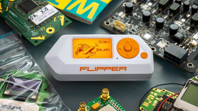 Un dispositivo Flipper Zero, una suerte de navaja suiza tecnológica; está en el mercado desde 2019, pero se hizo notorio por múltiples videos de TikTok donde se lo muestra abriendo puertas de autos o garages, encendiendo luces o desbloqueando dispositivos en forma inalámbrica