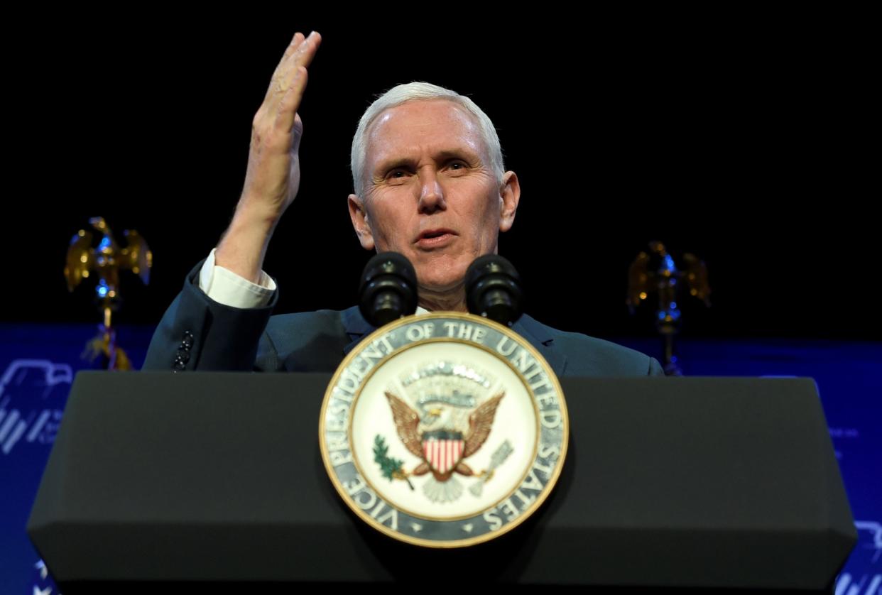 Er ist der Vizepräsident des mächtigsten Landes der Welt. Mit Flaggen scheint sich Mike Pence allerdings nicht so wirklich auszukennen. (Bild: Reuters)