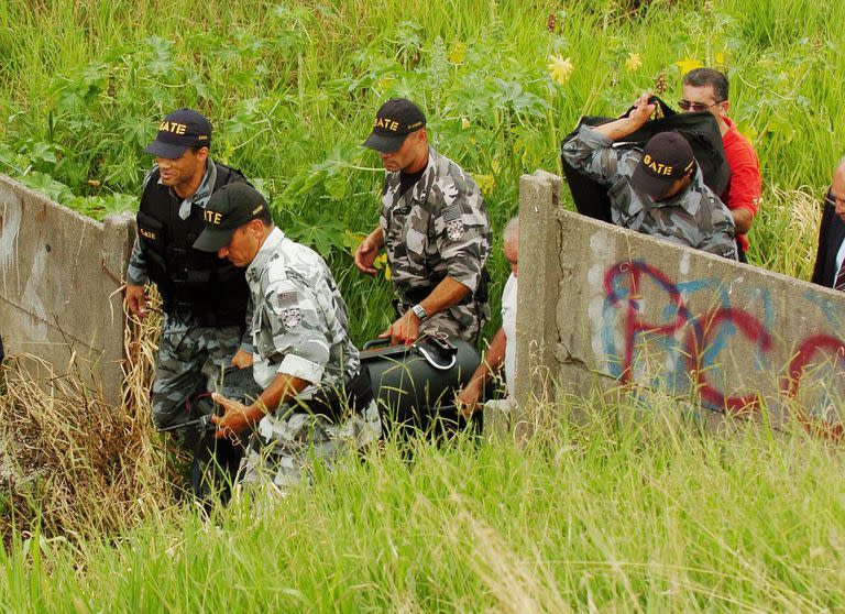 Operativo de retiro de una bomba colocada cerca de una prisión en San Pablo, Brasil, territorio dominado por el Primer Comando Capital (AP Photo/Alexandre Meneghini) **EFE OUT**