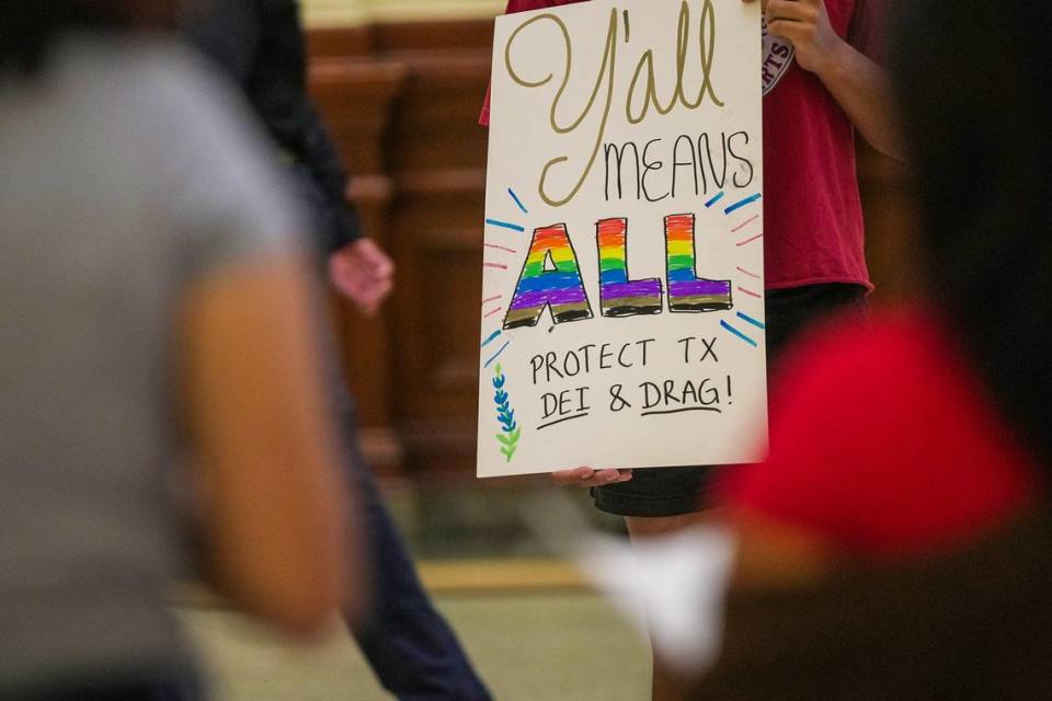 Estudiantes que están en contra de la legislación propuesta para prohibir DEI en institutos superiores y universidades se reunieron en una protesta en el Capitolio para proteger DEI, el jueves 23 de marzo de 2023. Texas