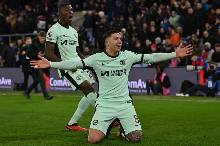 Enzo Fernández festeja su golazo ante Crystal Palace; el campeón del mundo fue figura 