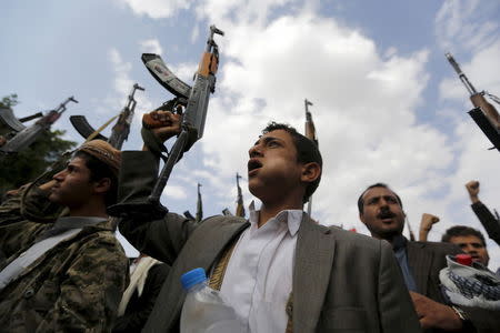 Houthi followers hold up their rifles as they demonstrate against the Saudi-led air strikes in Yemen's capital Sanaa August 24, 2015. REUTERS/Khaled Abdullah