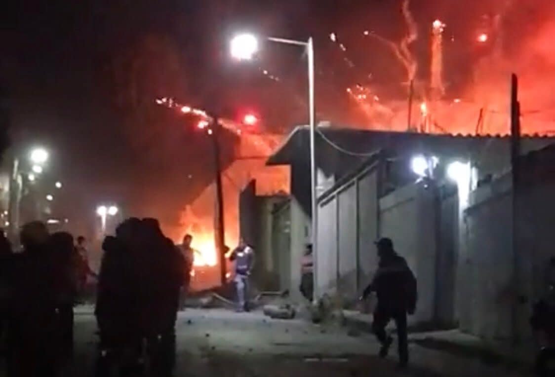 Bomberos sofocan incendio por explosión en domicilio de Tultepec, Edomex