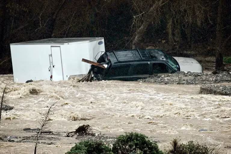 Las grandes inundaciones se llevaron vehículos y hasta viviendas.