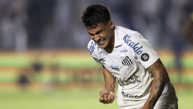 Striker Belia Santos Marcos Leonardo Diperebutkan MU dan Arsenal (AFP)