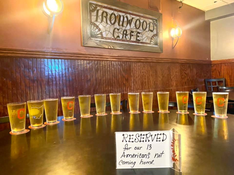 Trece cervezas y una mesa reservada en el Iron Wood Cafe, en Ohio, para honrar a los 13 militares estadounidenses caídos en los ataques con bomba afuera del aeropuerto de Kabul, Afganistán. (Facebook/The Iron Wood Cafe Westlake)