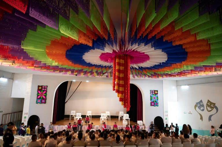 El auditorio de la cárcel, cuyo techo estaba adornado por una enorme y multicolor escarapela de papel seda, recibió a los 171 primeros votantes que ingresaron y se sentaron ordenadamente a esperar su turno (Yuri CORTEZ)