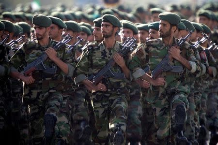 FILE PHOTO: Members of Iran's Revolutionary Guards march during a military parade to commemorate the 1980-88 Iran-Iraq war in Tehran September 22, 2007. REUTERS/Morteza Nikoubazl/File Photo