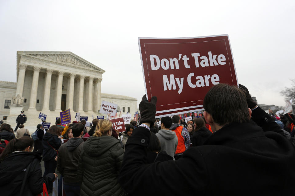 Demonstrators at the Supreme Court in 2015, which is the last time a lawsuit threatening the Affordable Care Act got a hearing before the justices. (Photo: Jonathan Ernst / Reuters)