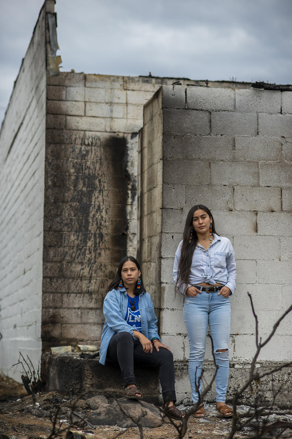 Erica Alexia, a la izquierda, y Niria Alicia, las organizadoras de una campaña de GoFundMe para apoyar a inmigrantes en las comunidades destruidas por el incendio, en Phoenix, Oregon, el 25 de septiembre de 2020. (Amanda Lucier/The New York Times)