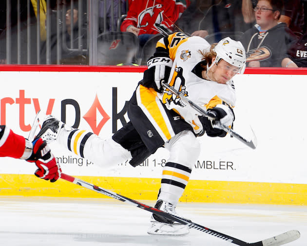 NEWARK, NJ – DECEMBER 27: Carl Hagelin #62 of the Pittsburgh Penguins shoots during an NHL hockey game against the New Jersey Devils at Prudential Center on December 27, 2016 in Newark, New Jersey. Penguins won 5-2. (Photo by Paul Bereswill/Getty Images)