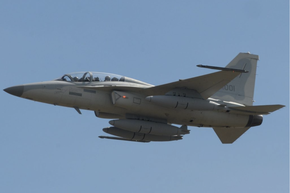 Eine FA-50 über dem Luftwaffenstützpunkt Clark auf den Philippinen am 28. November 2015. - Copyright: TED ALJIBE/AFP via Getty Images