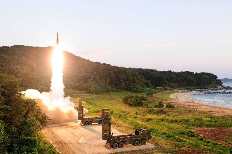南韓空軍和陸軍4日淩晨進行聯合飛彈發射演習，反制北韓3日進行的第6次核彈（氫彈）試爆（南聯聯參臉書）