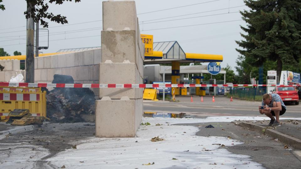 Zur Ablenkung der Druckwelle waren um die Bombe Betonelemente aufgeschichtet worden. Foto: Sebastian Kahnert