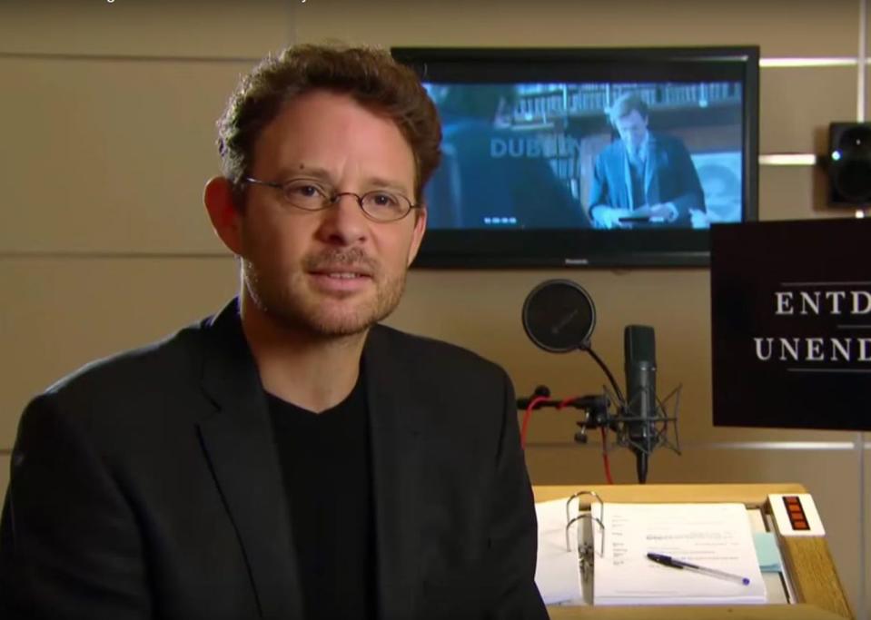 Timmo Niesner ist mit 49 Jahren ein gefragter Dialogbuchautor, Synchronregisseur und vor allem Synchronsprecher. So sprach er Eddie Redmaynes Part im oscargekürten Stephen-Hawking-Biopic "Die Entdeckung der Unendlichkeit". Außerdem ist er die deutsche Stimme von Elijah Wood. "Herr der Ringe"-Fans wissen also genau, wie "Markus" nach dem Stimmbruch klingt ... (Bild: Screenshot Youtube / mazundmovie)