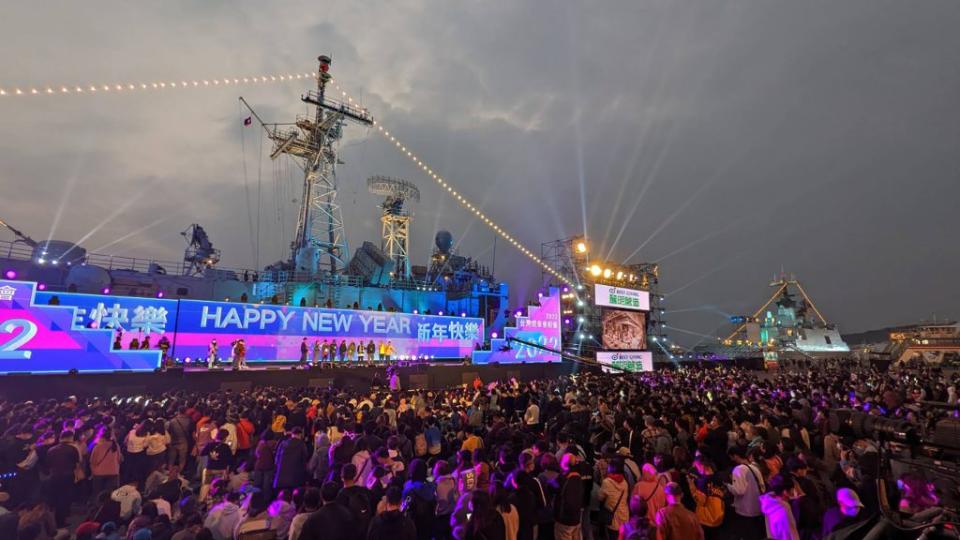 高雄跨年晚會蓬萊舞台有海軍成功艦（後左）、武昌艦（後右）2艘巡防艦坐鎮。（中央社）