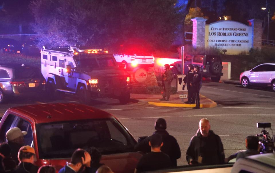 <p>Miembros de la policía aseguran la autopista US 101, que pasa cerca del lugar del tiroteo. (Foto: Mike Nelson / EFE). </p>