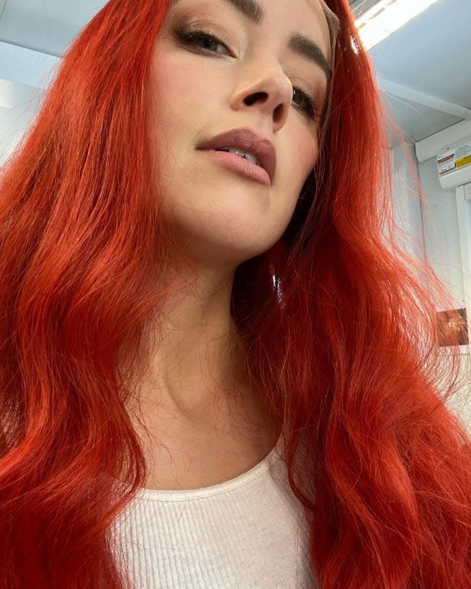 Amber Heard con su característico pelo rojo para dar vida al personaje de Mera