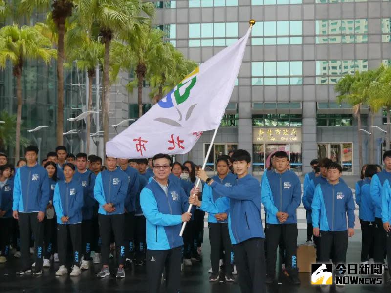 ▲劉和然授旗給112年全國運動會新北市代表隊的亞運金牌林郁婷，祝福全隊抱回總統獎。（圖 ／記者吳嘉億攝，2023.10.17）