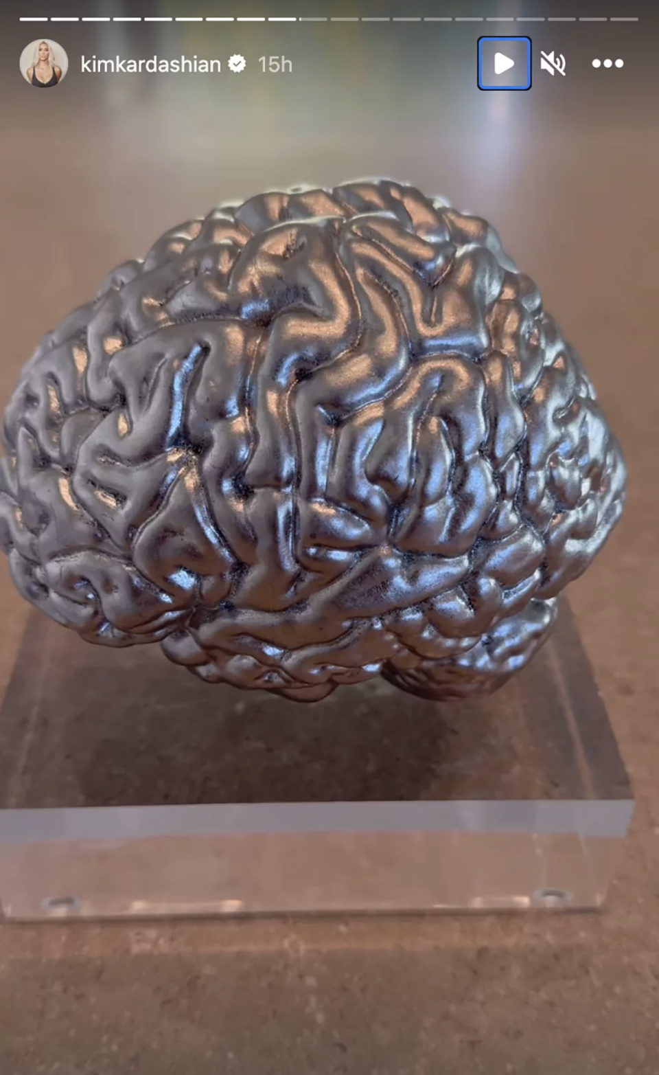 La sculpture du cerveau de Kim Kardashian.