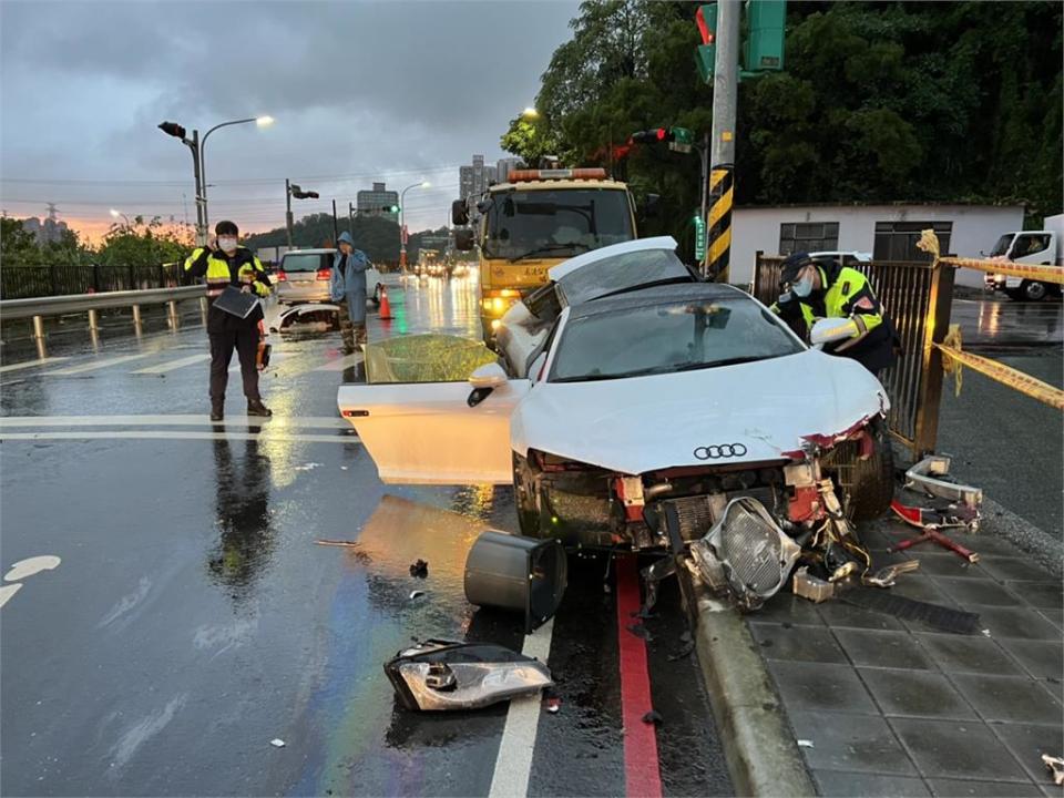 打滑失控畫面曝光！千萬奧迪R8自撞電線桿　「車尾全毀」1傷1命危　