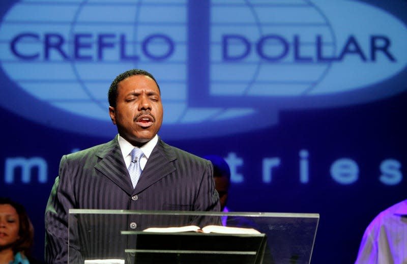 Dr. Creflo Dollar leads his congregation in a prayer during his ministry’s all-day sermon and workshop for worshippers in Oakland, Calif. on Friday, September 22, 2006. PAUL CHINN/The Chronicle **Creflo Dollar - Photo: Paul Chinn/The San Francisco Chronicle (Getty Images)