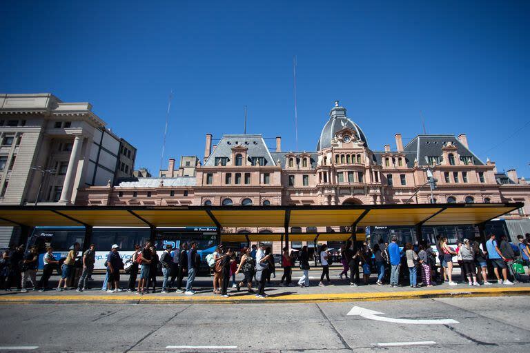 La medida no solo colapsó los servicios de colectivos no adheridos al paro, sino también los servicios de trenes y subtes