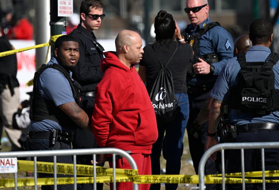 Una persona es detenida cerca del desfile por la victoria de los Kansas City Chiefs en la 58.a edición del Super Bowl, el 14 de febrero de 2024, en Kansas City, Misuri. Se produjeron disparos durante el desfile, según informó la policía (AFP a través de Getty Images)