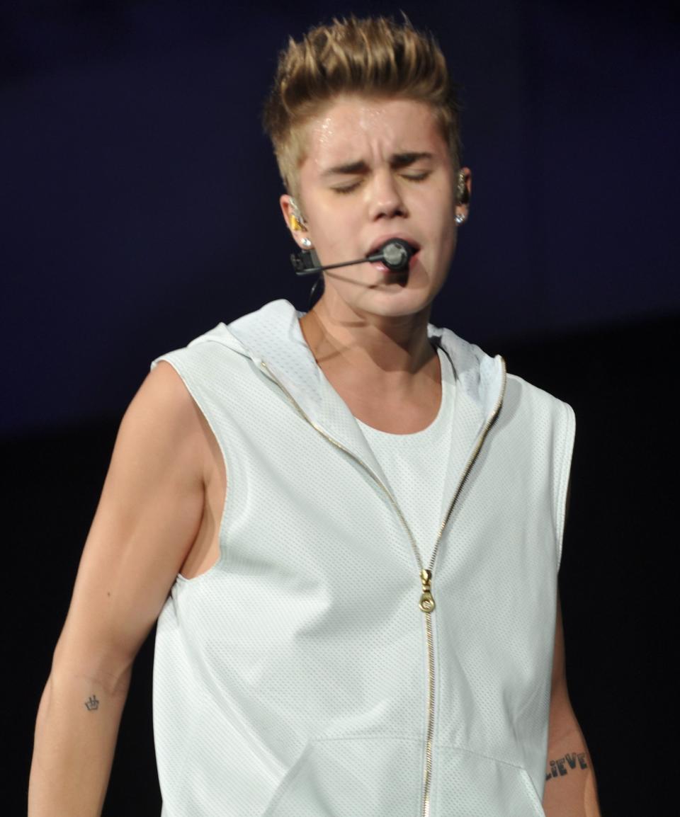 Justin Bieber dresses in all-white for a musical performance and he looks gorgeous.