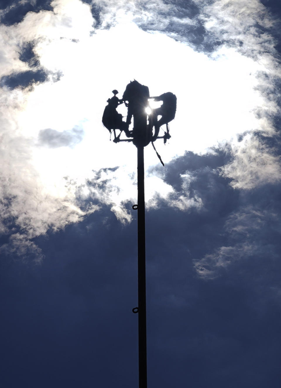 Hombres voladores de Papantla interpretan la "Danza de los Voladores", en la Ciudad de México, el miércoles 20 de septiembre de 2023. (AP Foto/Marco Ugarte)