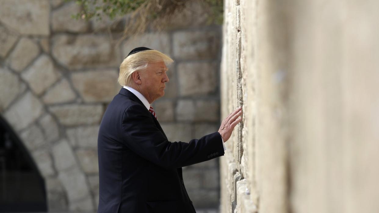 Donald Trump steht am 22.05.2017 vor der Klagemauer in Jerusalem. Trump ist der erste US-Präsident, der das höchste jüdische Heiligtum während seiner Amtszeit besucht hat. Foto: Evan Vucci/AP/Archiv