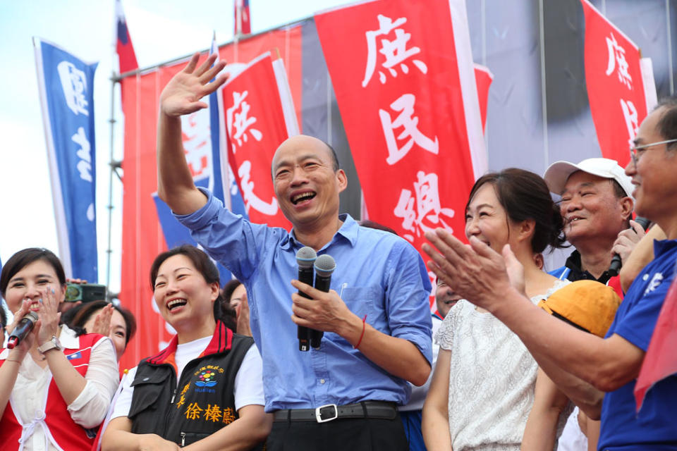 前花蓮縣長傅崐萁未現身，但傅妻、花蓮縣長徐榛蔚（左一）為韓國瑜（中）站台。攝影／新新聞攝影組 