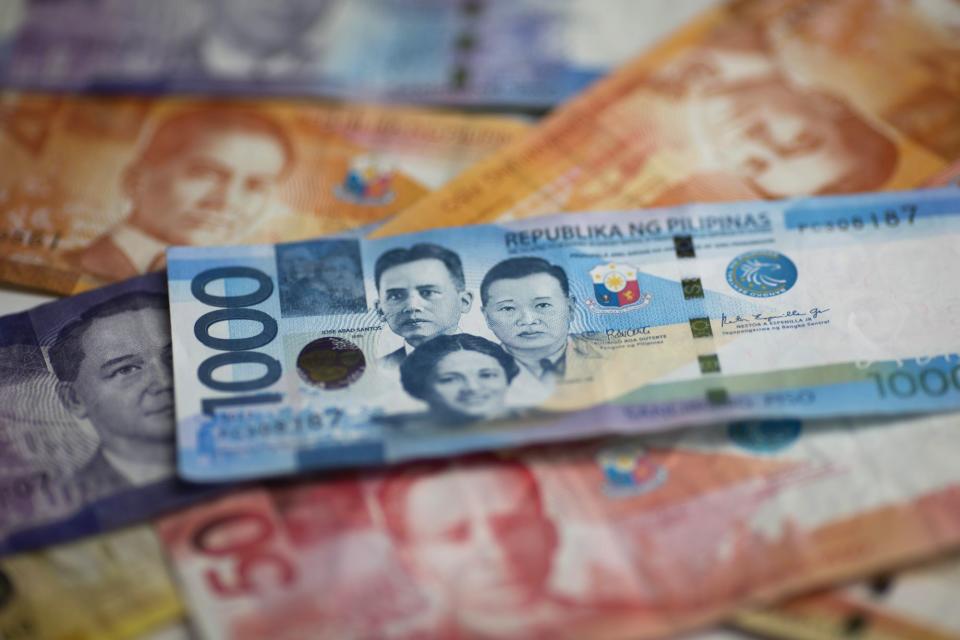 Philippine peso notes. (Source: Bloomberg)