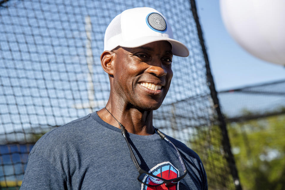 ARCHIVO - El expelotero Fred McGriff sonríe el 20 de marzo de 2022 en Tampa, Florida (Foto de Amy Harris/Invision/AP, archivo)