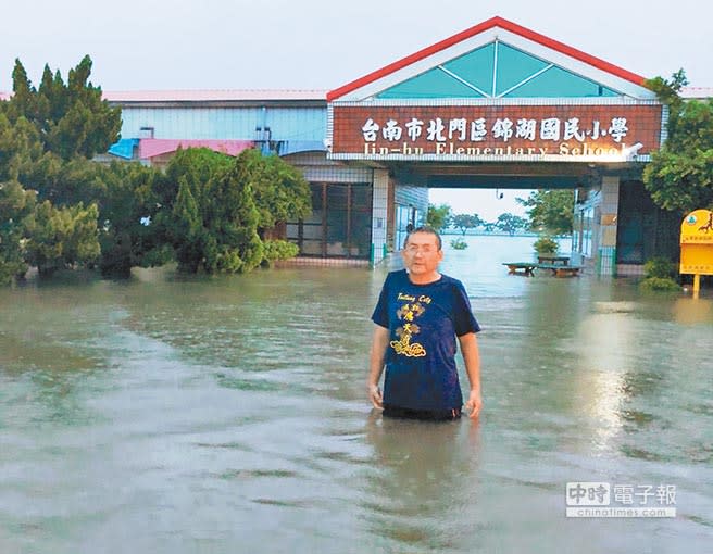   台南市北門錦湖國小幾乎逢雨必淹，加上地勢低窪，就算雨勢已停，積水不退反漲。（莊曜聰翻攝）