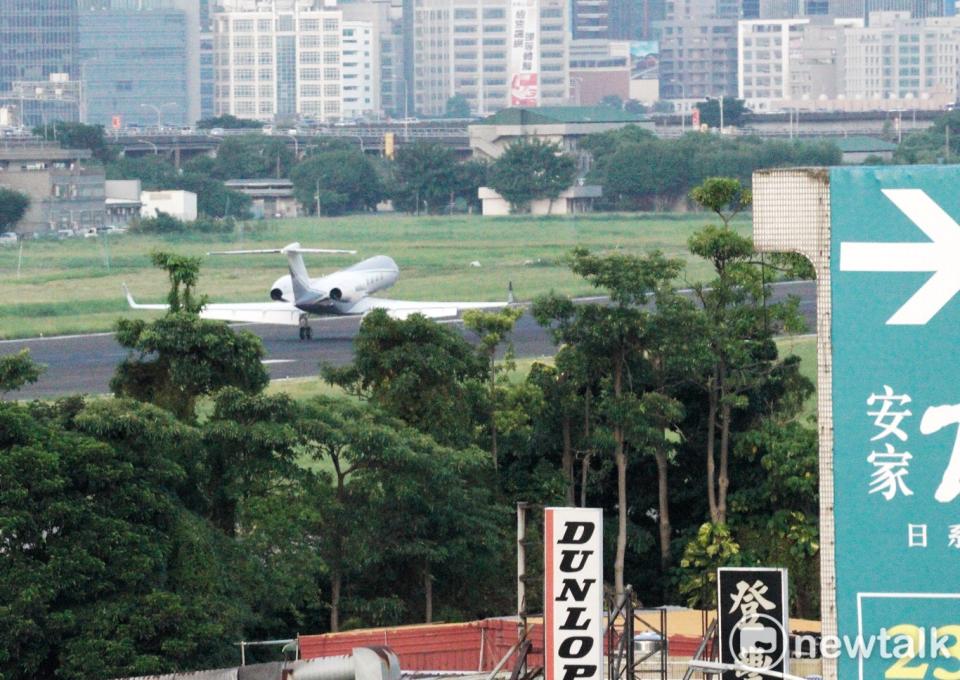 搭載美國務次卿克拉奇等一行的灣流G550專機於下午5:26抵達台北松山機場。   圖：張良一攝