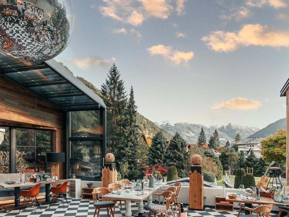 Diskokugel meets Alpenpanorama: Nicht nur das Hotel Sendlhofer's geht in Bad Hofgastein neue Wege. (Bild: Das Sendlhofer´s © sendlhofers.com)