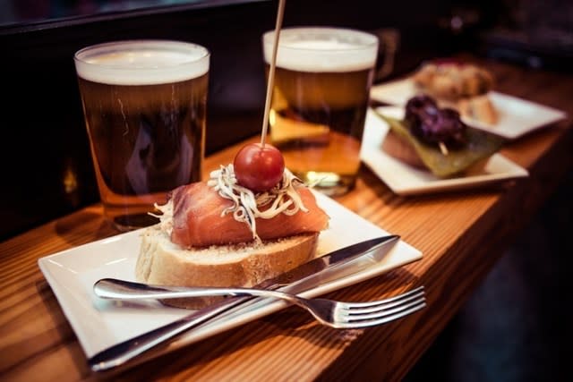 La clave está en la sencillez. Cuanto más sencillas sean las tapas y podamos distinguir con mayor claridad qué ingredientes las componen, más seguros estaremos de si nos convienen o no. (Foto: Getty)