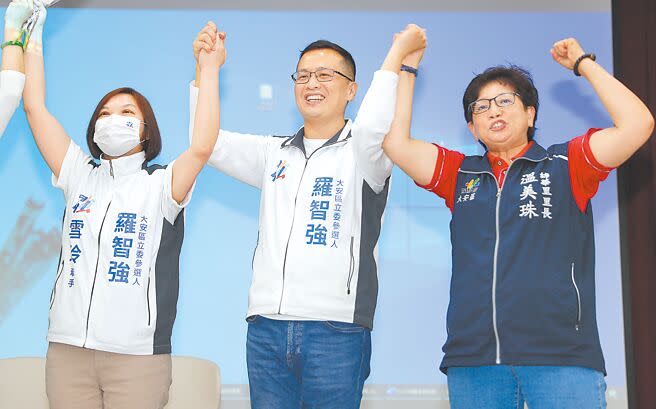 國民黨台北市立委第6選區初選由前市議員羅智強（中）勝出，昨與太太黃雪玲（左）、大安區錦華里里長溫美珠一起感謝大家的支持。（季志翔攝）