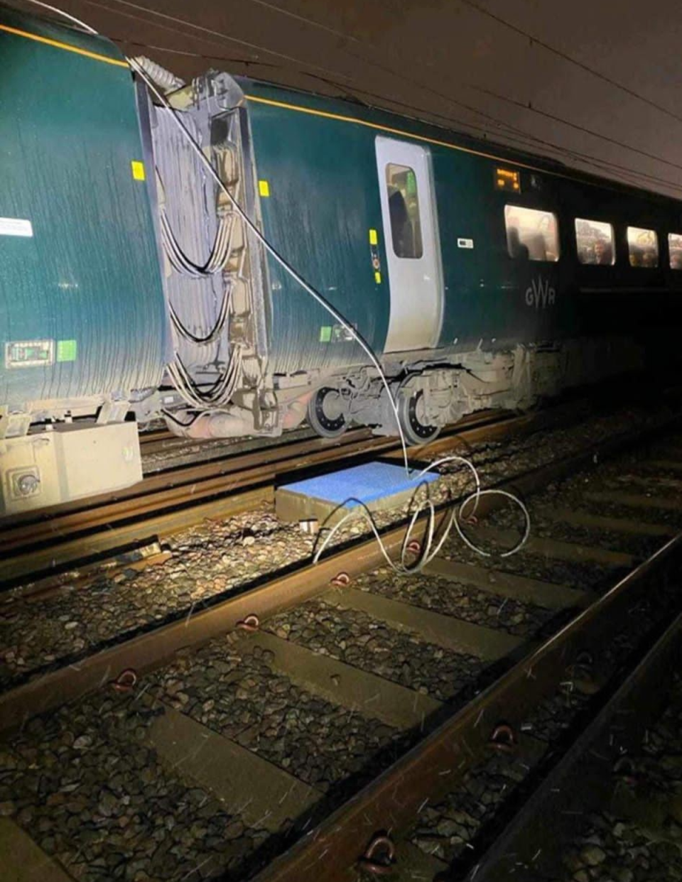The train and the damaged overhead cable (Aslef)