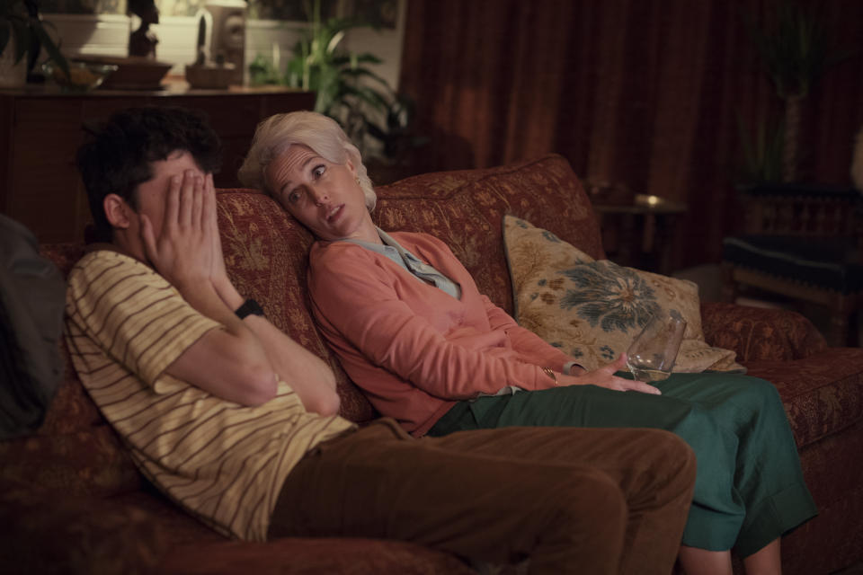 Jean (Gillian Anderson) embarrassing her son Otis (Asa Butterfield) by talking about sex.&nbsp; (Photo: Netflix )