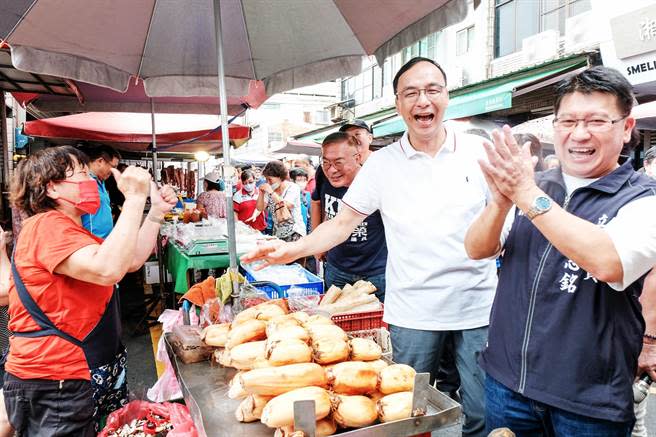 國民黨主席朱立倫（右二）陪宣新竹縣立委第2選區參選人林思銘（右）在竹北市場掃街拜票。（羅浚濱攝）