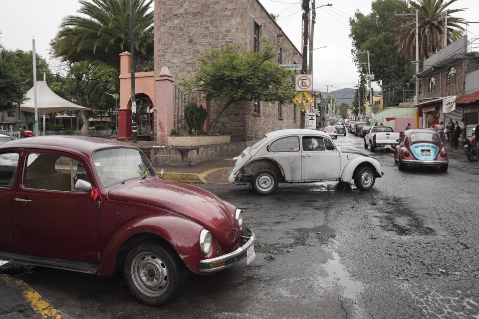Volkswagen Beetles circulan y ofrecen servicios de taxi en el empinado vecindario de Cuautepec, en Ciudad de México, el viernes 21 de junio de 2024. Hay tantos Beetles, o "vochos", en el vecindario, que se ha ganado el apodo de "Vocholandia". (AP Foto/Aurea Del Rosario)