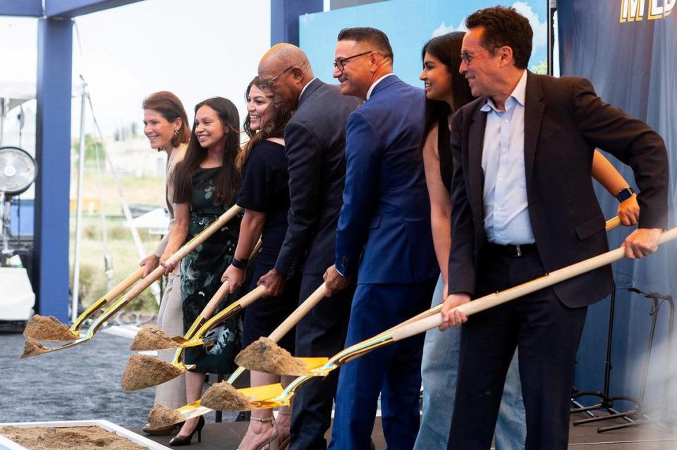 Colocación de la primera piedra del edificio de educación médica de la Universidad de California en Merced, durante una ceremonia en el campus de la universidad en Merced, CA, el martes 14 de mayo de 2024. Se espera que la construcción de este edificio de $300 millones y 203,500 pies cuadrados finalice en otoño de 2026.