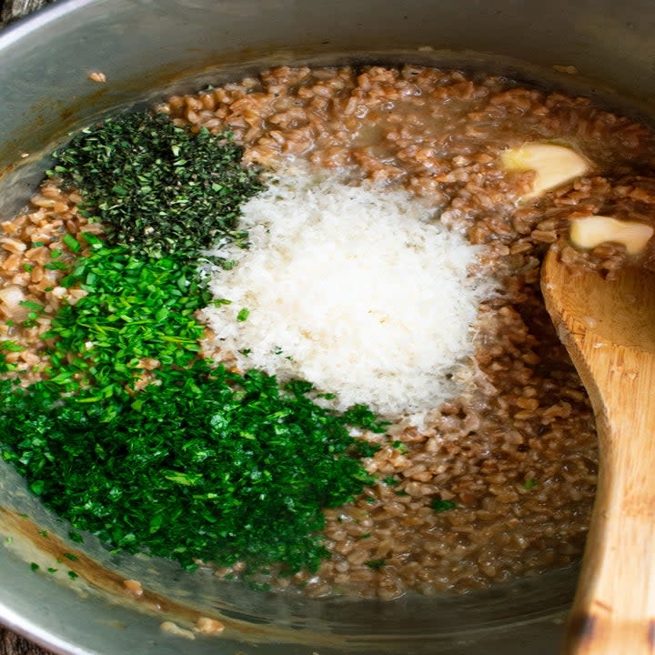 Farro risotto in a pot.