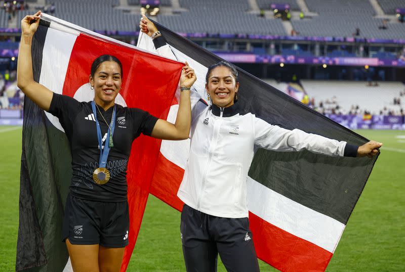 Foto del martes de integrantes de la selección de Nueva Zelanda posando con las medallas tras ganar el oro en el rugby seven femenino