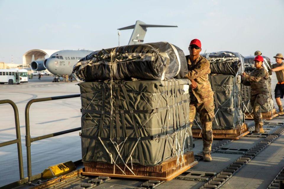 Soldados cargando ayuda en un avión de carga